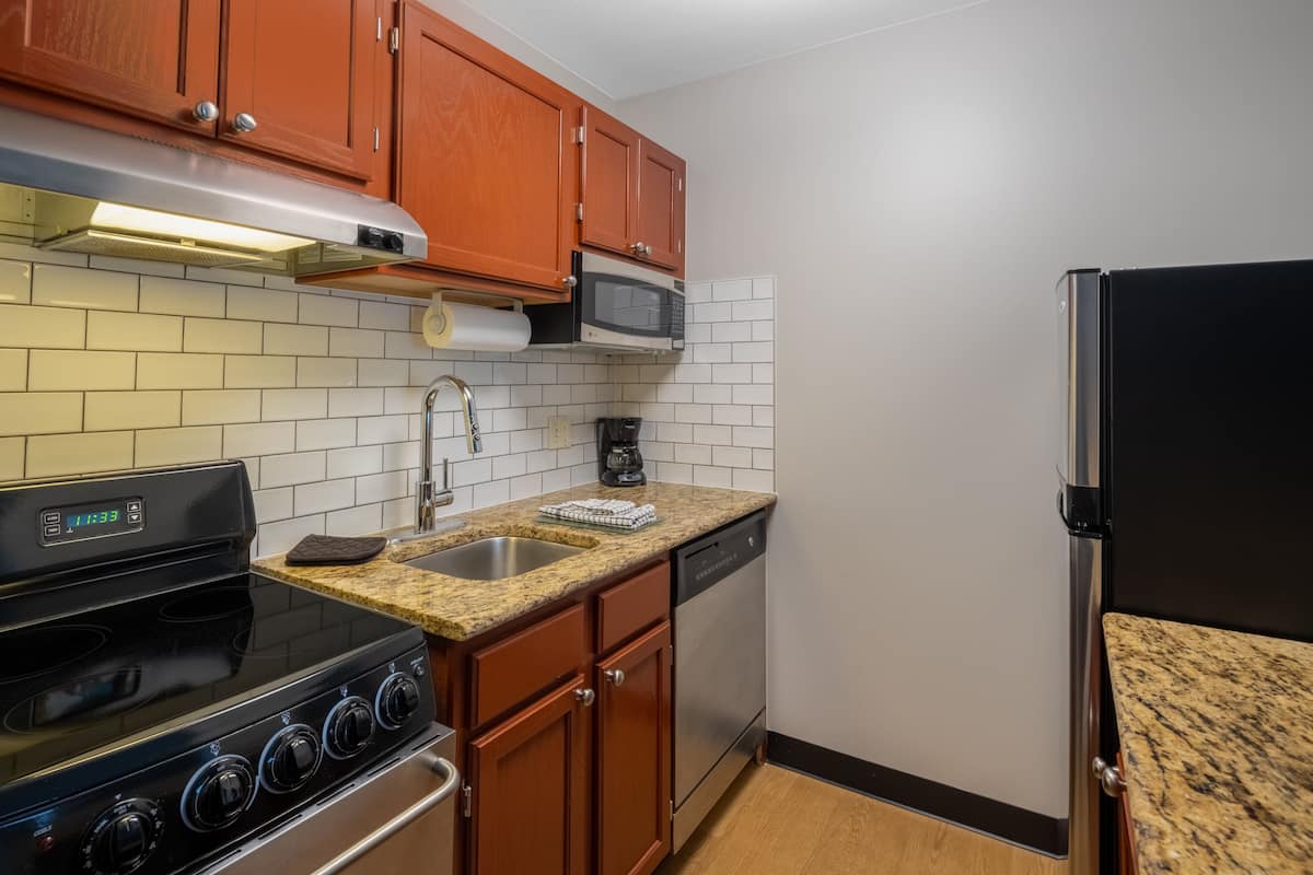 full-sized fridge, microwave, oven, stovetop