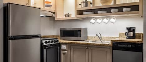 Studio, 1 Queen Bed with Sofa bed | Private kitchen | Fridge, microwave, oven, stovetop