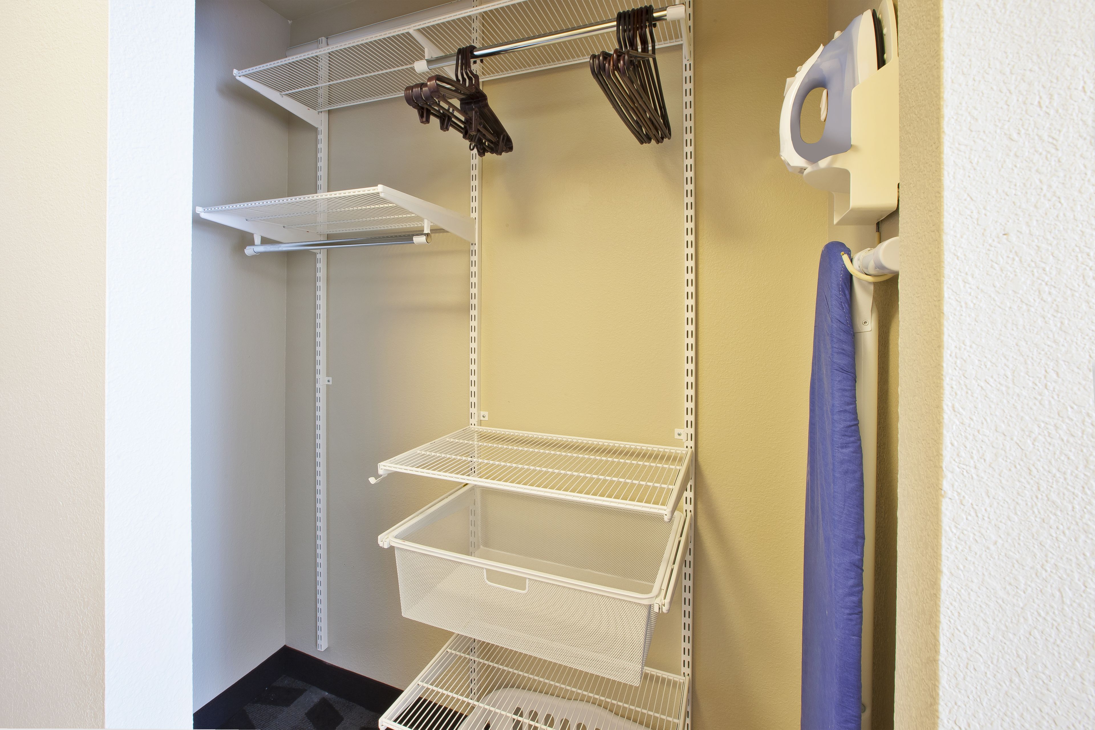 studio, 1 queen bed with sofa bed | room amenity