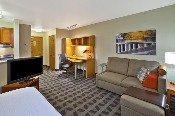 Premium bedding, desk, iron/ironing board, free WiFi