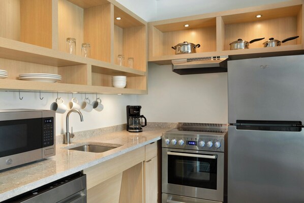 Frigorífico grande, microondas, horno y placa de cocina