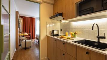 Refrigerador, microondas, placa de cocina, lavavajillas