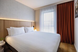 Apartment, 1 bedroom | Coffre-fort, bureau, rideaux d’obscurcissement, système d’insonorisation