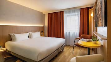 Apartment, 1 bedroom | Brankas, meja kerja, tirai kedap cahaya, dan kedap suara