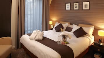 Apartment, 1 bedroom | 1 bedroom, in-room safe, desk, blackout drapes