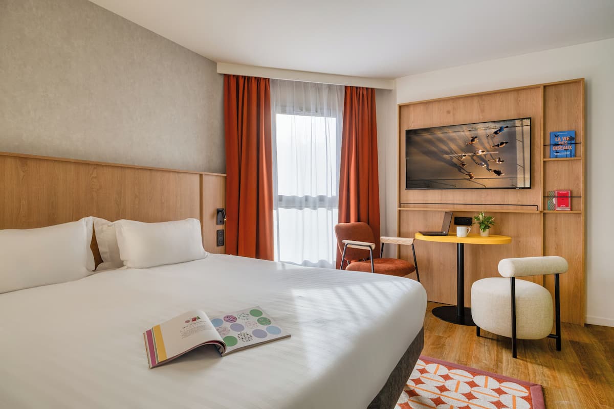 Studio | Een kluis op de kamer, een bureau, verduisterende gordijnen