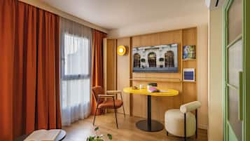 Apartment, 1 bedroom | Area keluarga | TV layar datar