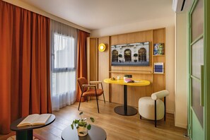 Apartment, 1 bedroom | Área de sala de estar | Televisión de pantalla plana 