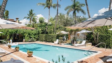 Utomhuspool, gratis cabanor och parasoller