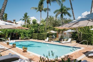 Outdoor pool, free pool cabanas, pool umbrellas - The Escalante (Naples)