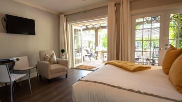 Premium bedding, in-room safe, individually decorated