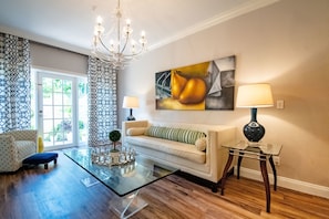 Suite, 1 Schlafzimmer | Hochwertige Bettwaren, Zimmersafe, individuell dekoriert