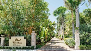 Un chemin menant à l’hôtel Escalante, avec un panneau indiquant son adresse.