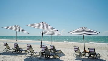Playa privada y playa de arena blanca