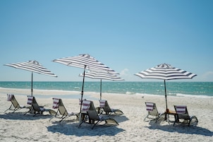 Playa privada, arena blanca y servicio gratuito de transporte a la playa
