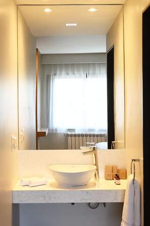 Superior Depto | Phòng tắm | Máy sấy tóc, chậu vệ sinh/vòi rửa, khăn tắm 