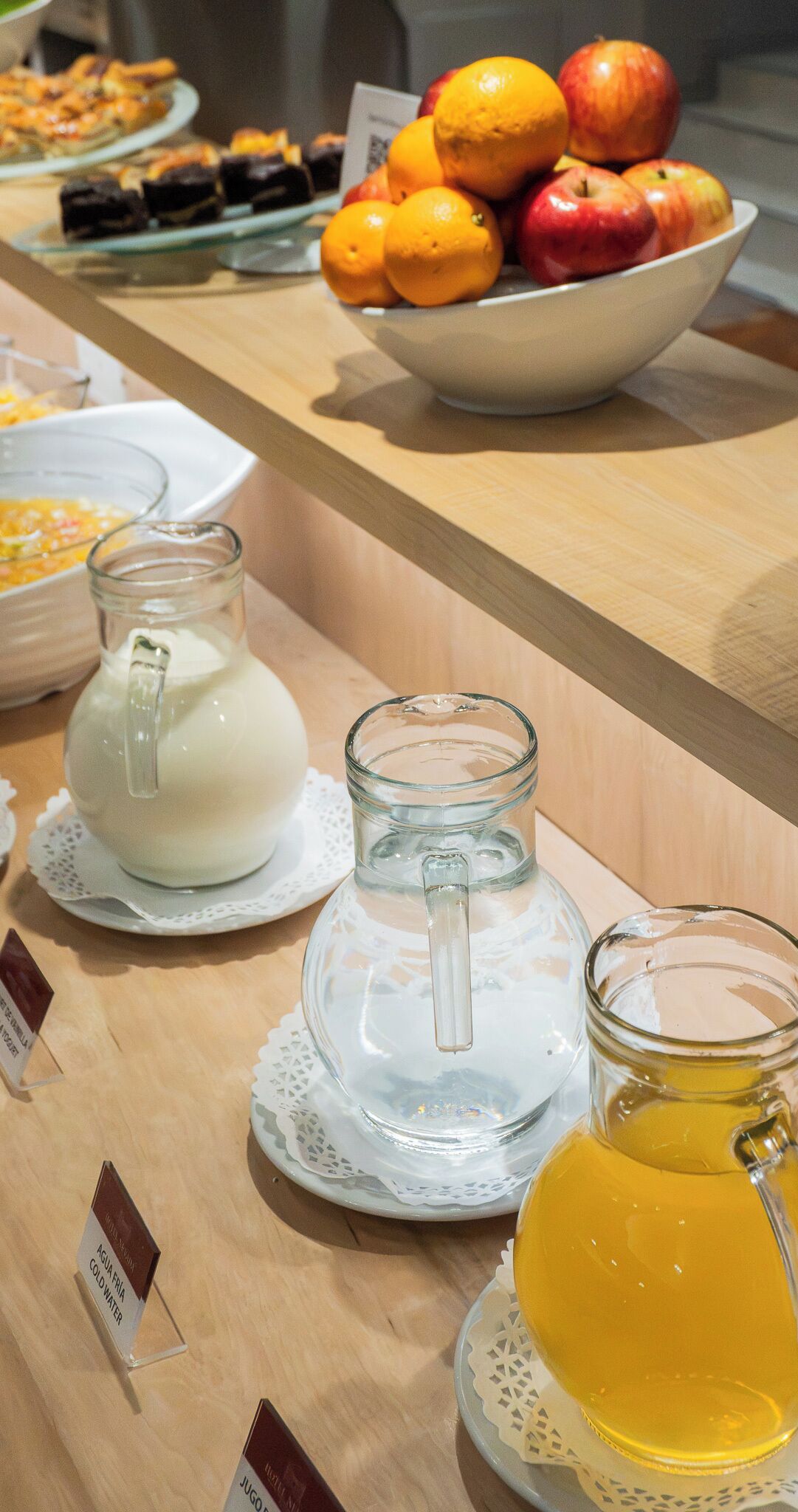 Een ontbijtbuffet met diverse gerechten en drankjes.
