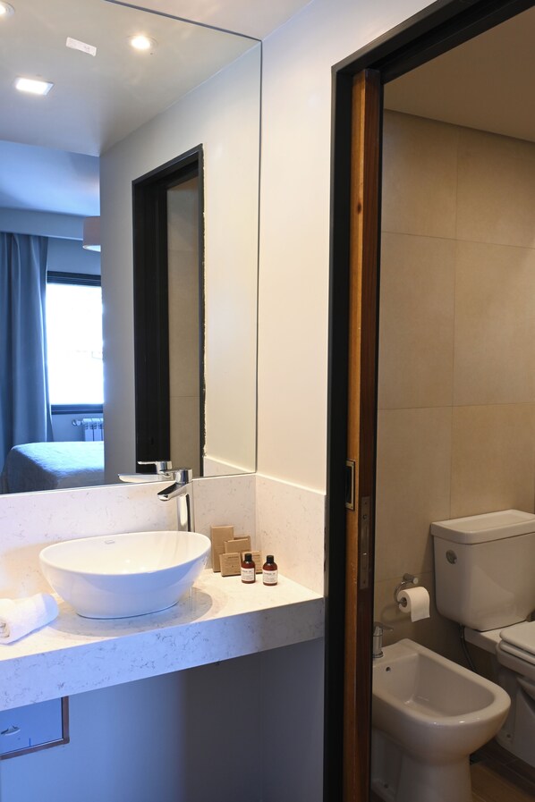 Superior Depto | Bathroom | Hair dryer, bidet, towels