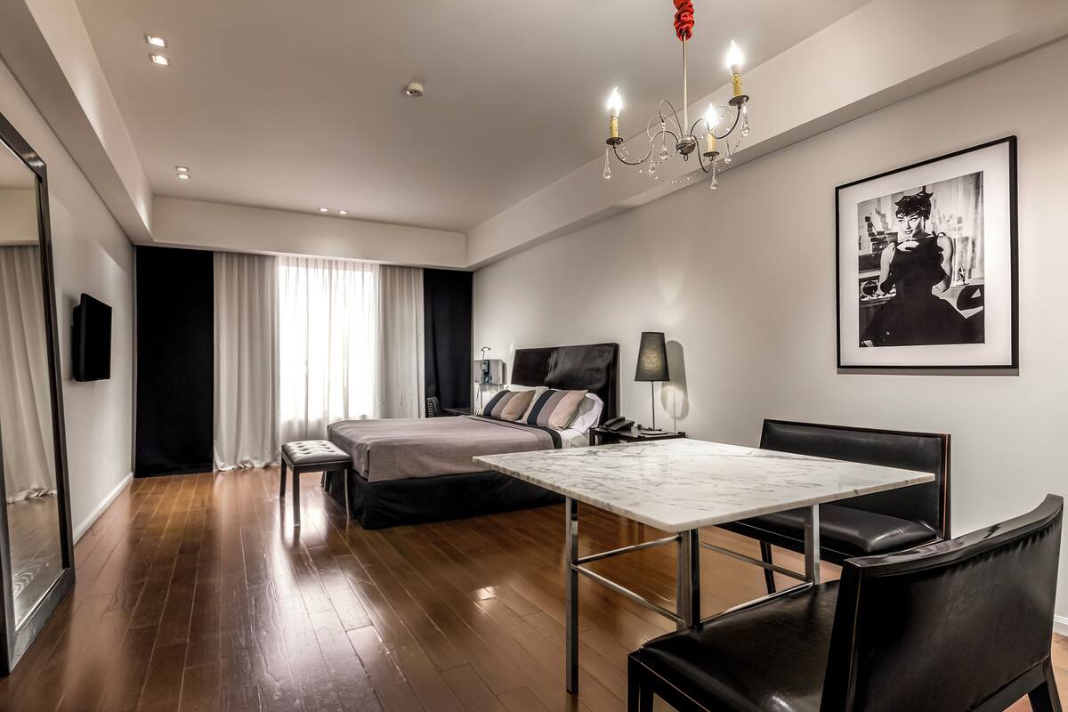 Superior Room, 1 Queen Bed | Minibar, in-room safe, blackout drapes, soundproofing