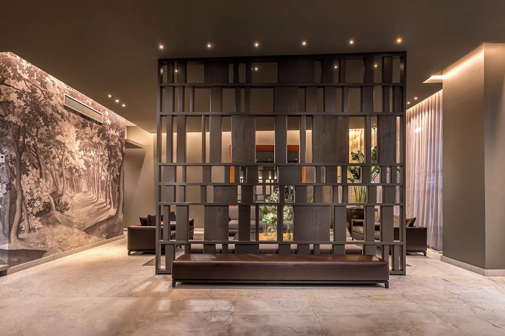 Broadway Hotel & Suites