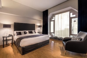 Executive Suite | Minibar, in-room safe, blackout curtains, soundproofing