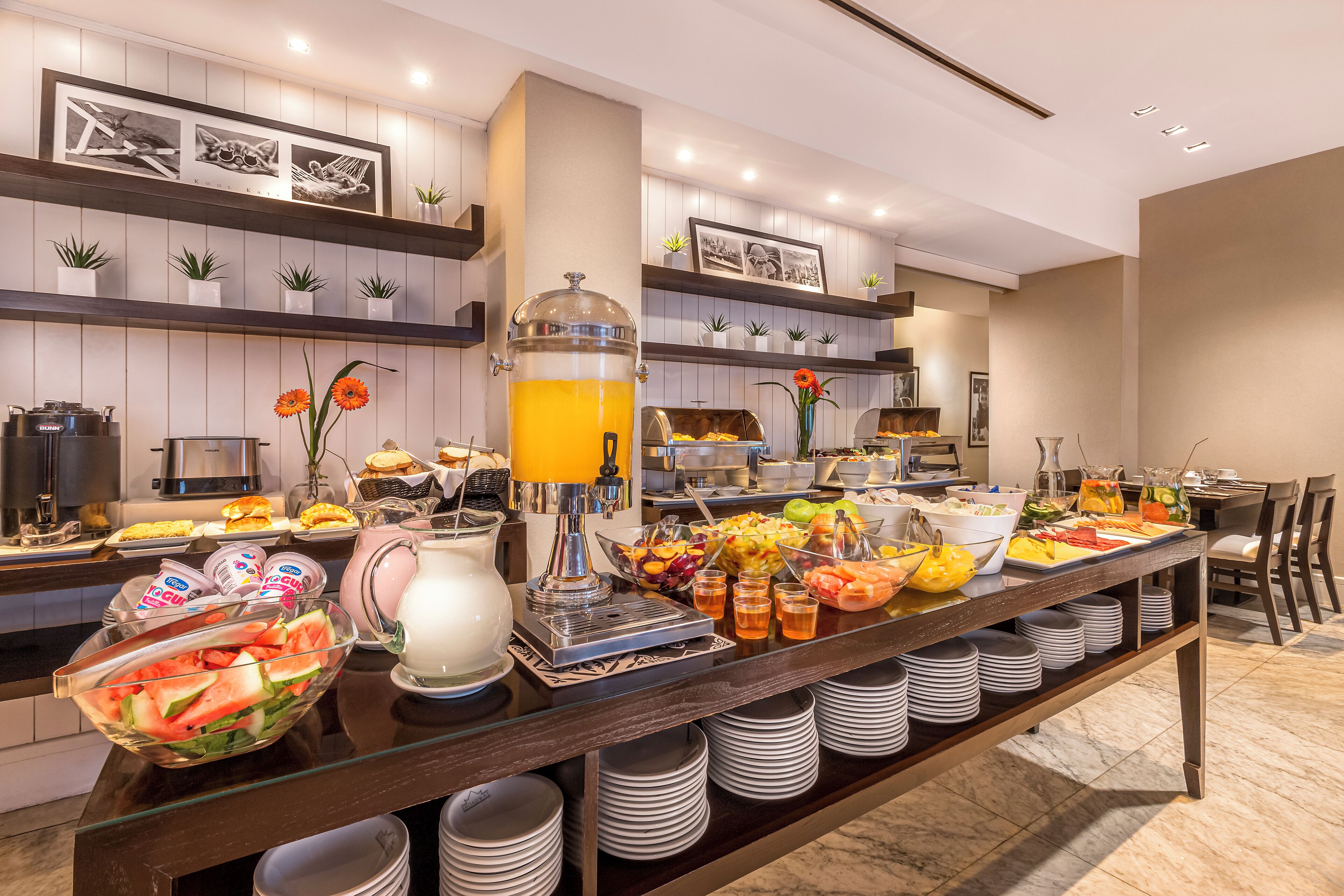 Desayuno continental diario (USD 14 por persona)