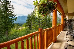 Room, Balcony (Coast Queen with Balcony) | Room amenity - Coast Hillcrest Hotel (Revelstoke)