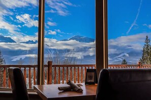 2 restaurants, dinner served - Coast Hillcrest Hotel (Revelstoke)