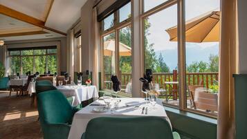 2 restaurants, dinner served, international cuisine