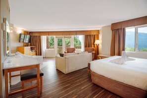 Executive Room (Coast Executive Suite w/ Jet Tub) | 1 bedroom, in-room safe, desk, iron/ironing board