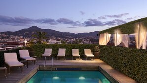 A rooftop pool with lounge chairs and a view of the cityscape. - Splendid Hotel & Spa Nice (Nice)