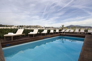 Piscine extérieure, chaises longues