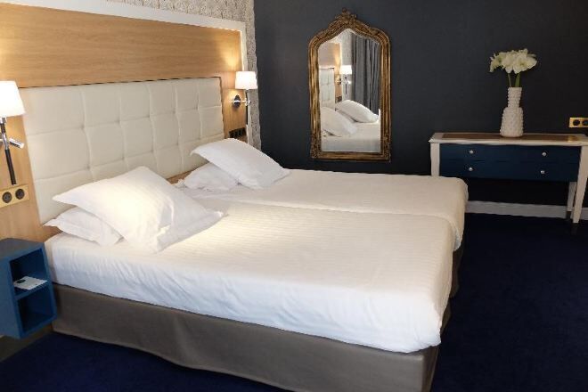 Minibar với thức uống miễn phí, két bảo mật tại phòng, bàn 