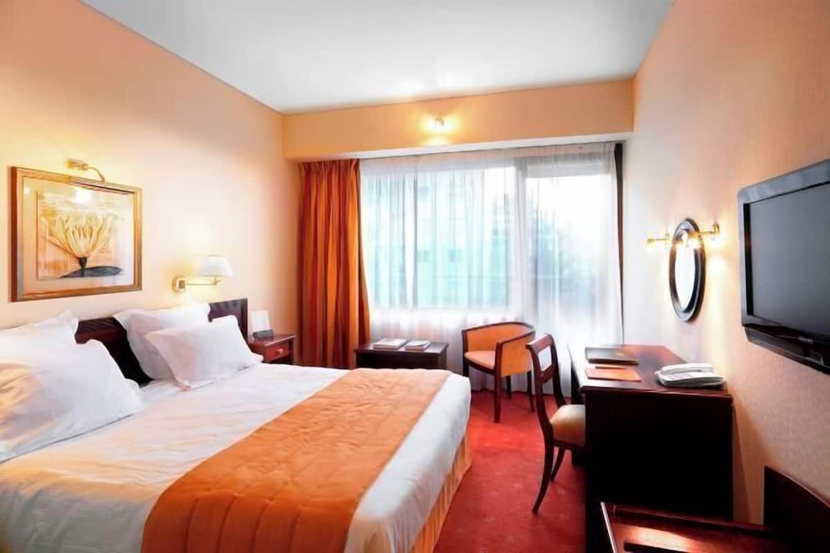 1 bilik tidur, bar mini percuma, peti besi dalam bilik, meja