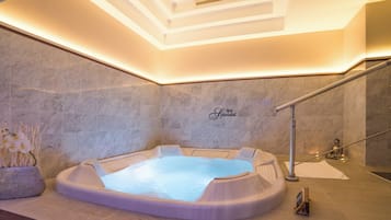 Salas de tratamiento para parejas, una bañera de hidromasaje, baño turco