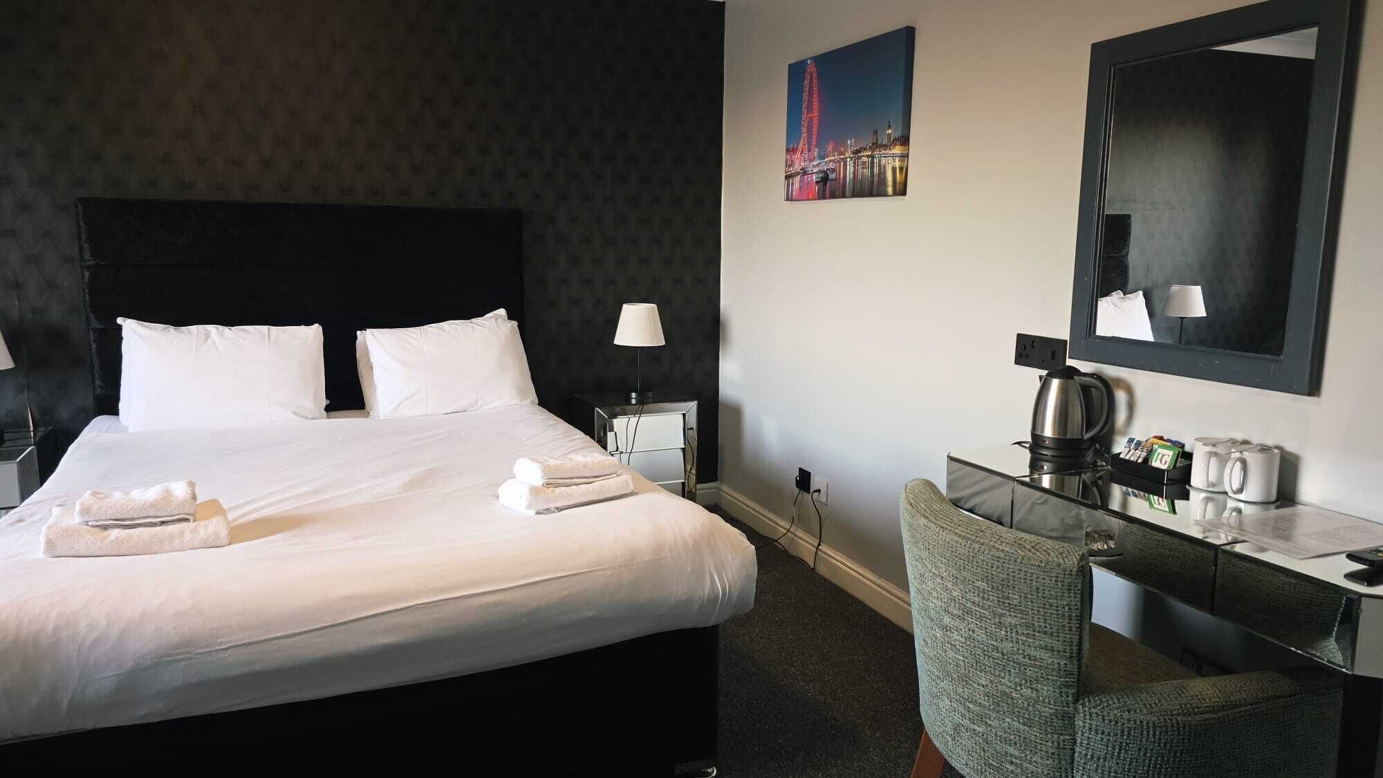 客房内保险箱、办公桌、笔记本电脑工作区、熨斗/熨板