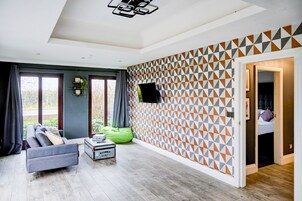 Quarto triplo, várias camas (UA, Wet) | Cofres nos quartos, escrivaninha, espaço de trabalho para notebook
