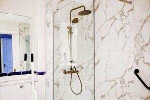 Dreibettzimmer, Mehrere Betten (UA, Wet) | Badezimmer
