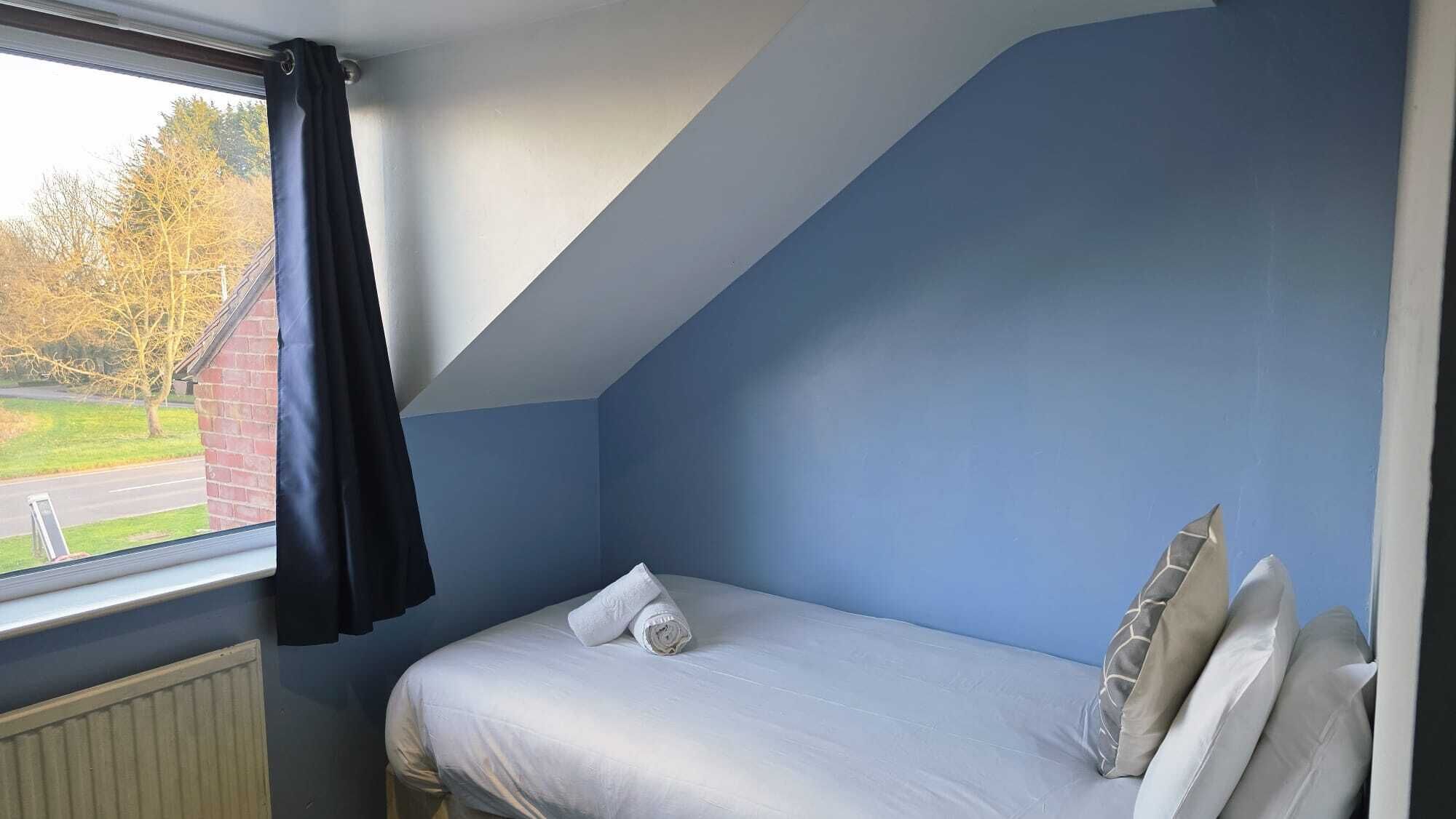 客房内保险箱、办公桌、笔记本电脑工作区、熨斗/熨板