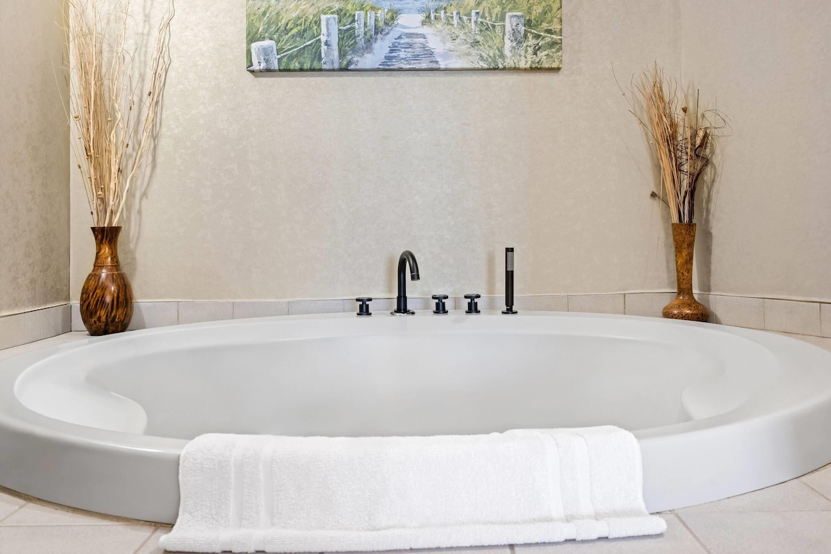 Signature Suite, 1 King Bed, Non Smoking, Jetted Tub | Jetted tub