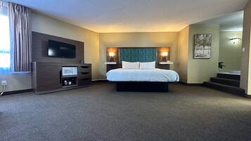 Signature suite, 1 kingsize bed, niet-roken, bubbelbad | Een bureau, verduisterende gordijnen, een strijkplank/strijkijzer