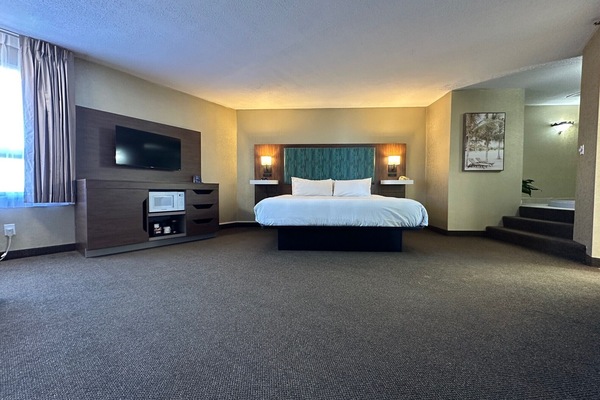 Signature Suite, 1 King Bed, Non Smoking, Jetted Tub | Desk, blackout drapes, iron/ironing board, WiFi (free)