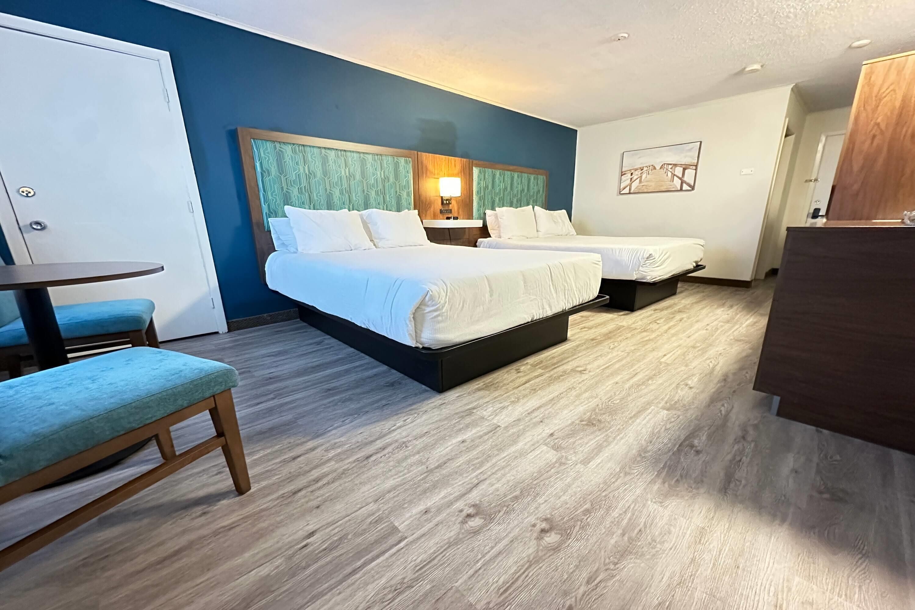 Escrivaninha, cortinas blackout, ferros/tábuas de passar roupa