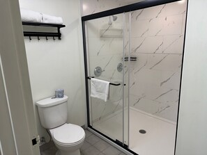 Signature Suite, 1 King Bed, Non Smoking, Jetted Tub | Bathroom shower - Travelodge by Wyndham Amherst (West Amherst)