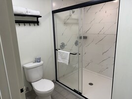 Suíte com design assinado, 1 cama King, para não fumantes, banheira de hidromassagem | Chuveiro