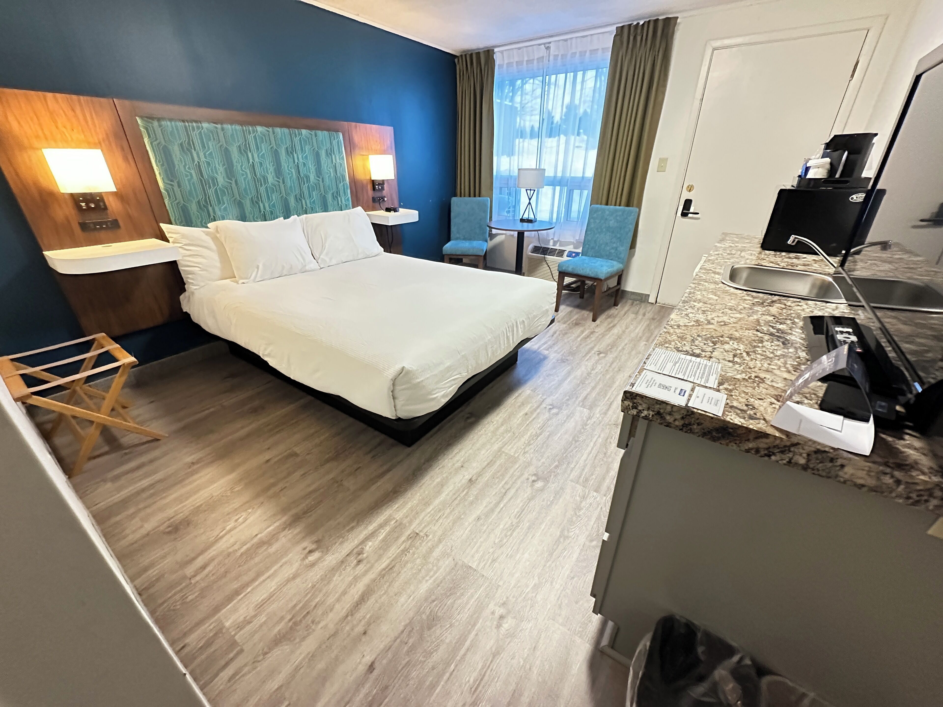 Kamar Deluks, 1 Tempat Tidur Queen, Bebas Asap Rokok, dapur kecil (Drive-Up Room) | Meja kerja, tirai kedap cahaya, setrika/meja setrika, dan Wi-Fi gratis