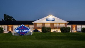 A Travelodge hotel with a sign for Wandyln Inns in front.