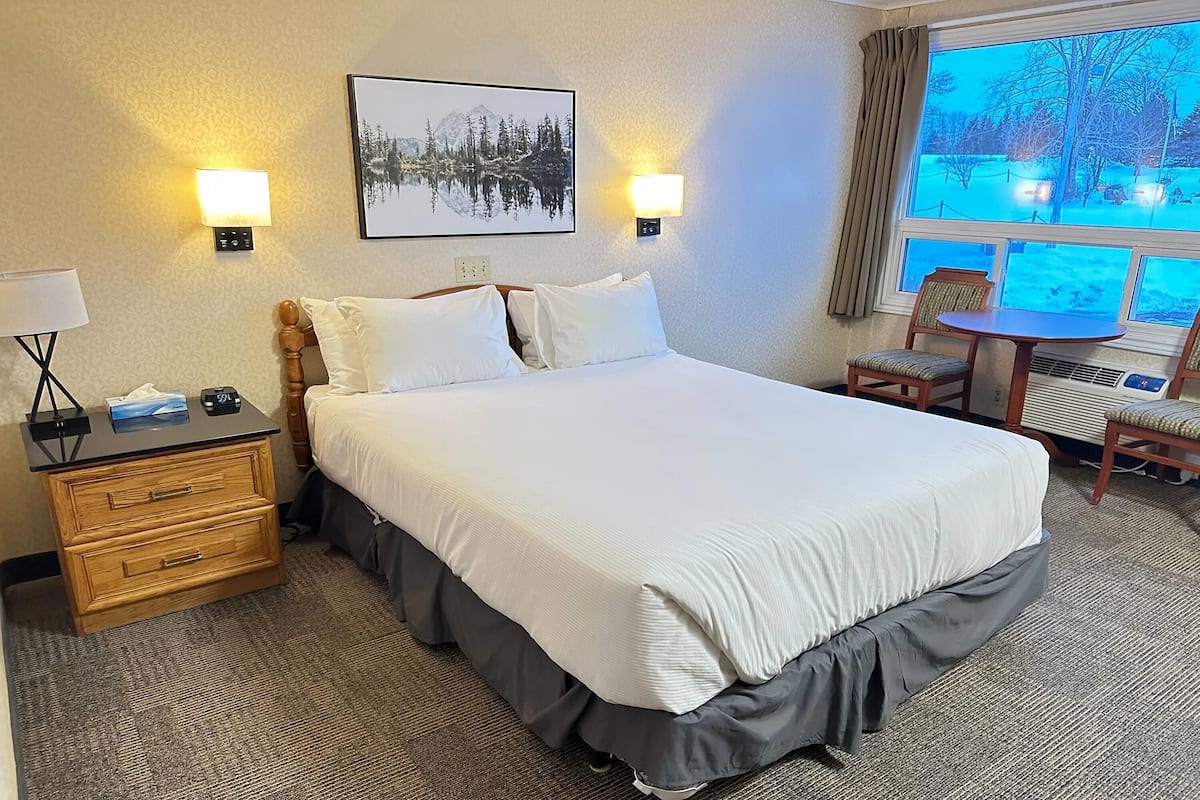 Schreibtisch, Verdunkelungsvorhänge, Bügeleisen/Bügelbrett