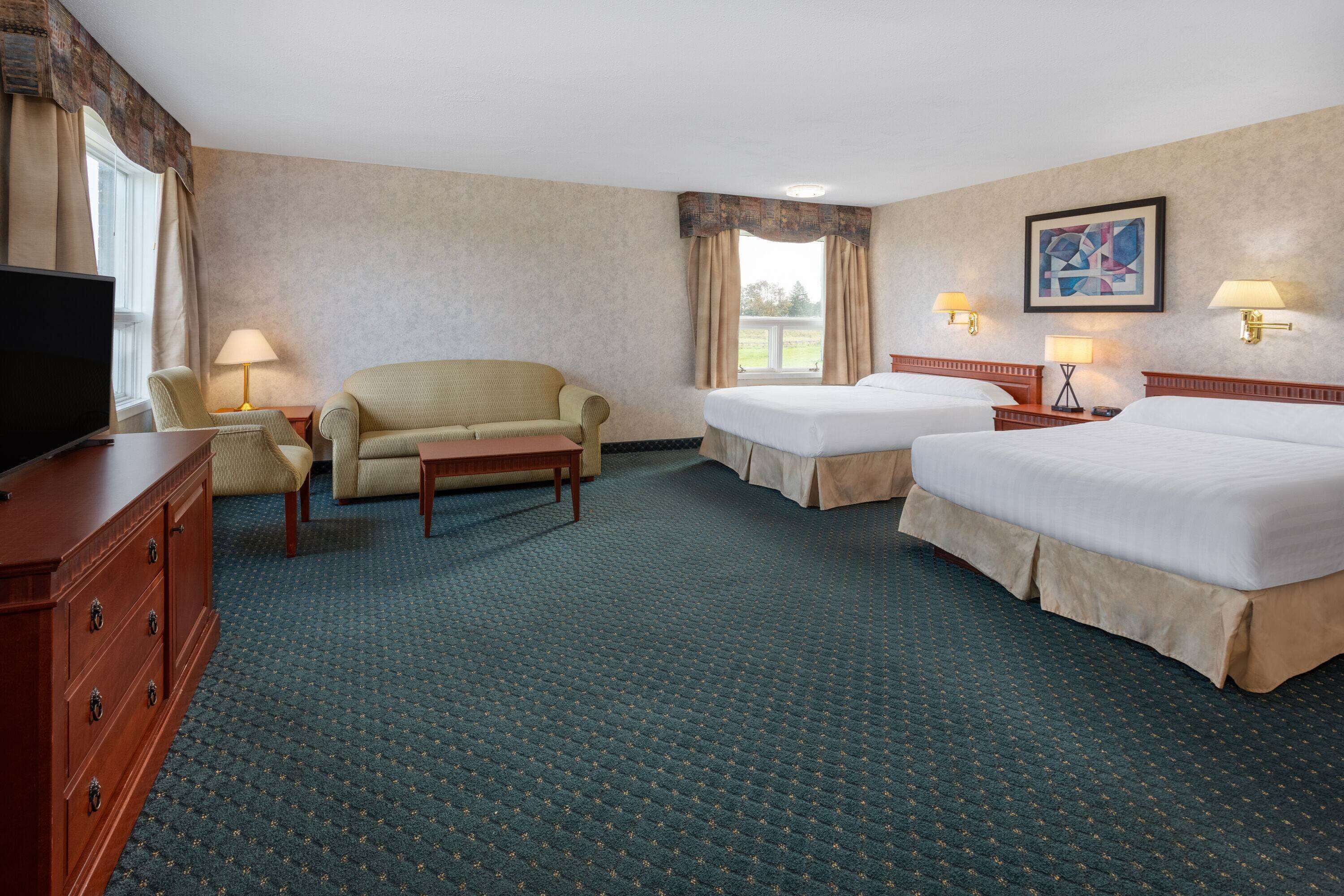 Quarto família, 2 camas Queen, para não fumantes (Sofa Bed) | Escrivaninha, cortinas blackout, ferros/tábuas de passar roupa