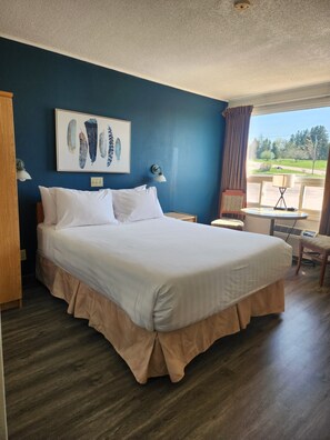 Room, 1 Queen Bed, Non Smoking (Drive-Up) | Desk, blackout drapes, iron/ironing board, free WiFi